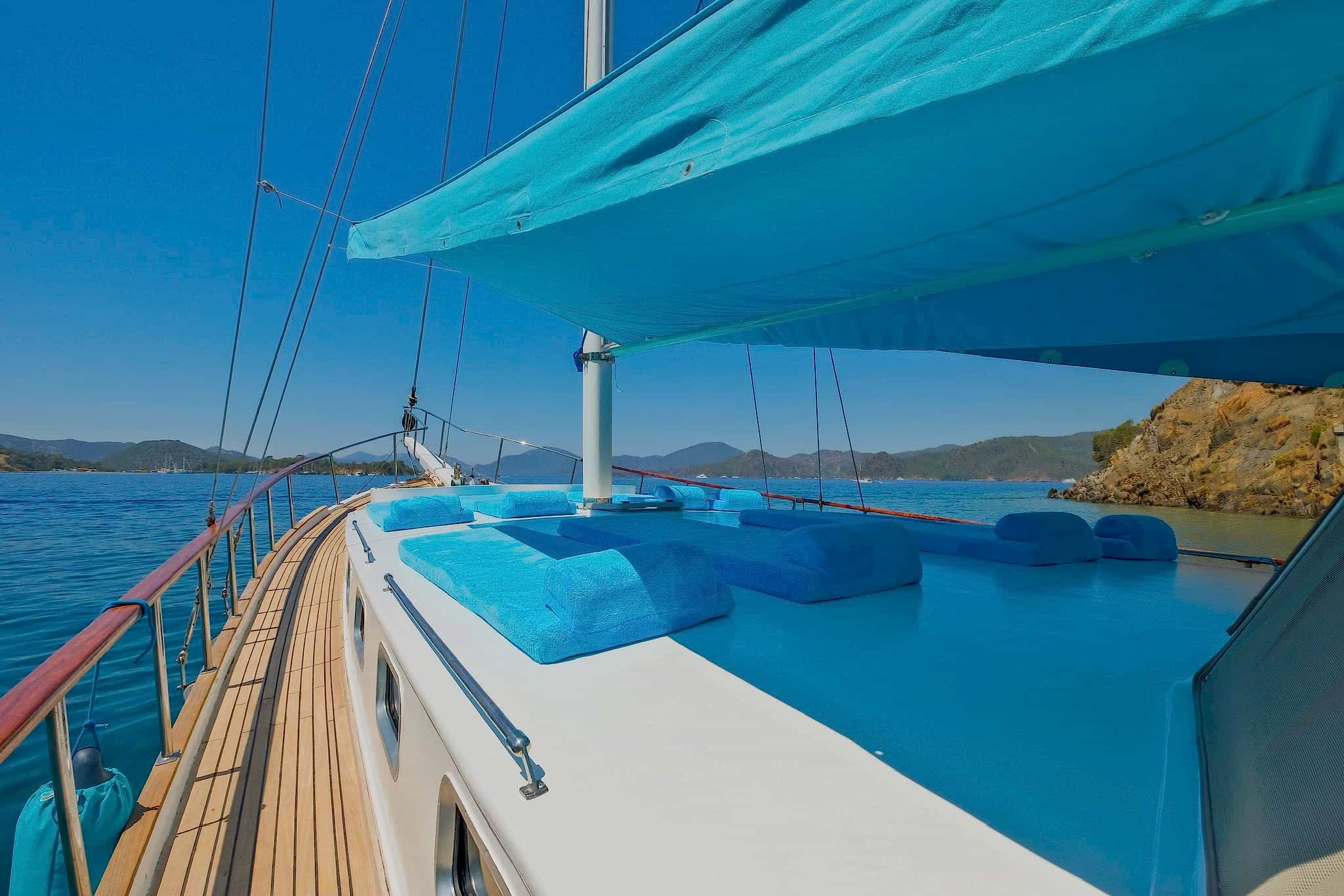 Göcek Tekne Kiralama, Göcek’in büyüleyici koylarında hizmet veren, müşteri memnuniyetini ön planda tutan bir tekne kiralama firmasıdır. Geniş tekne filosu ve lüks donanımlı yatlarıyla hem kısa hem de uzun süreli mavi yolculuklar sunarak, her bütçeye ve zevke hitap eder. Misafirlerine doğayla iç içe, konforlu ve unutulmaz bir deniz deneyimi yaşatmayı hedefler.